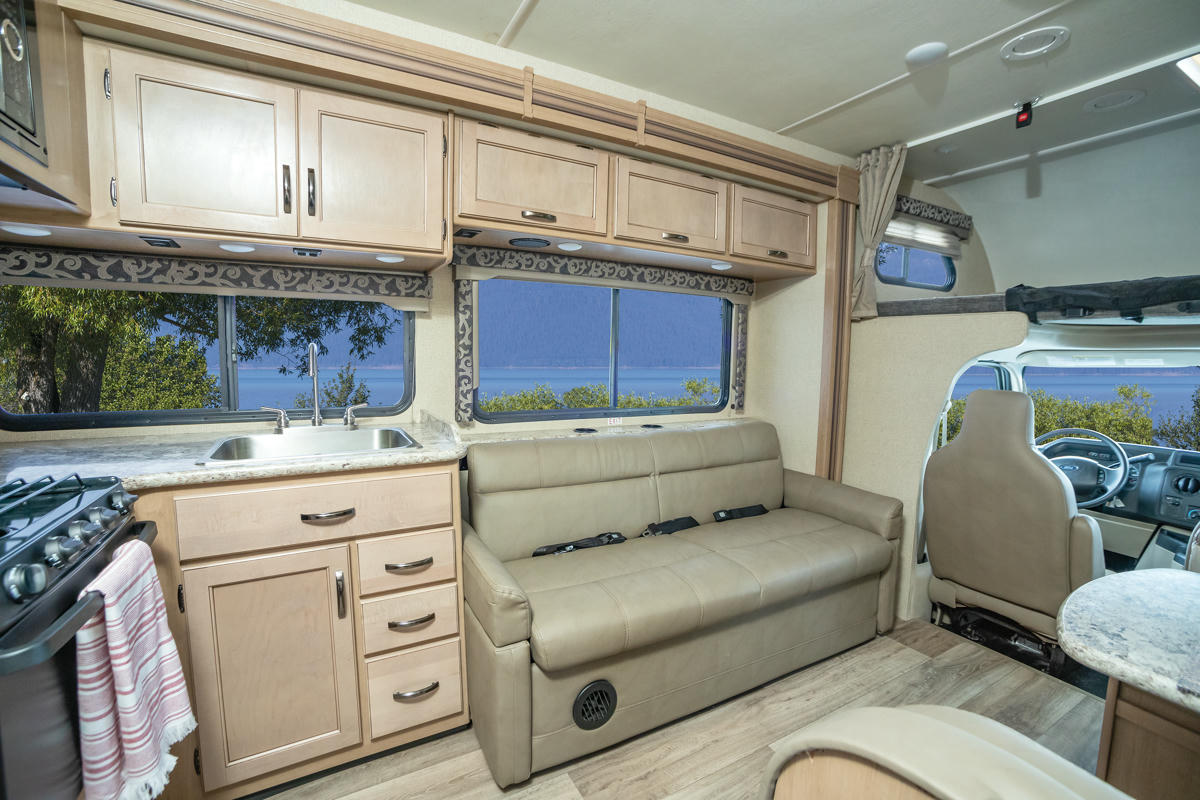 Class C Family Sleeper FS mit großer Sitzecke, El Monte RV USA Camper Wohnbereich 